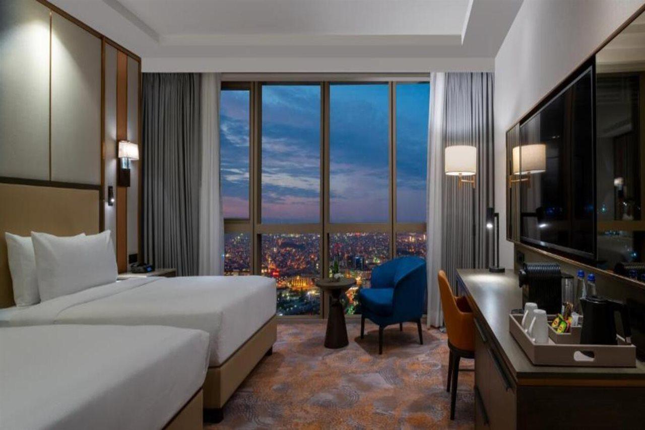 Hilton Mall Of Готель 5*