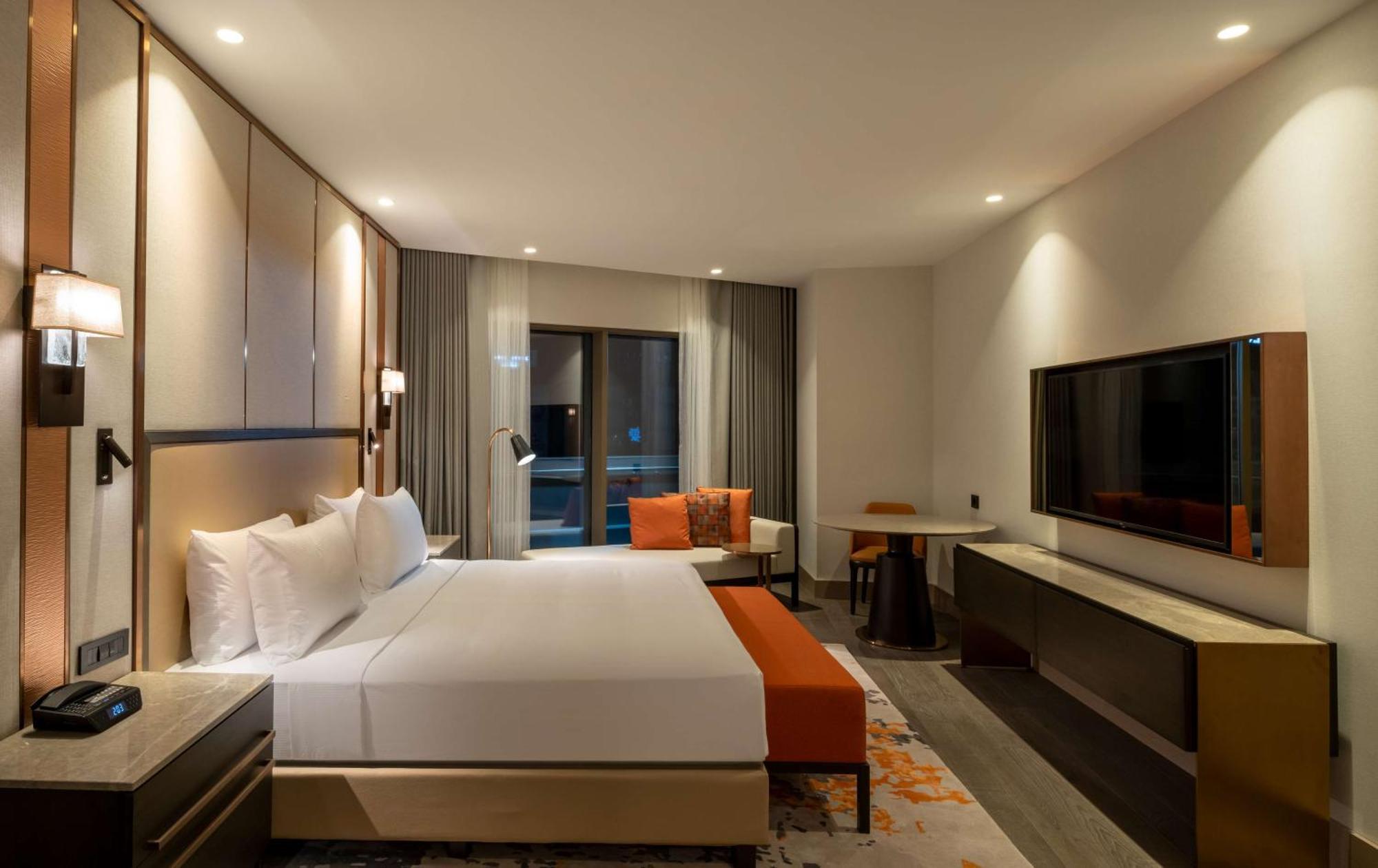 Hilton Mall Of Готель 5*